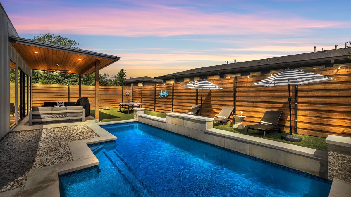 Galindo House | NEW Luxury Villa 5 min to SoCo &DT+Pool+Sleeps 20