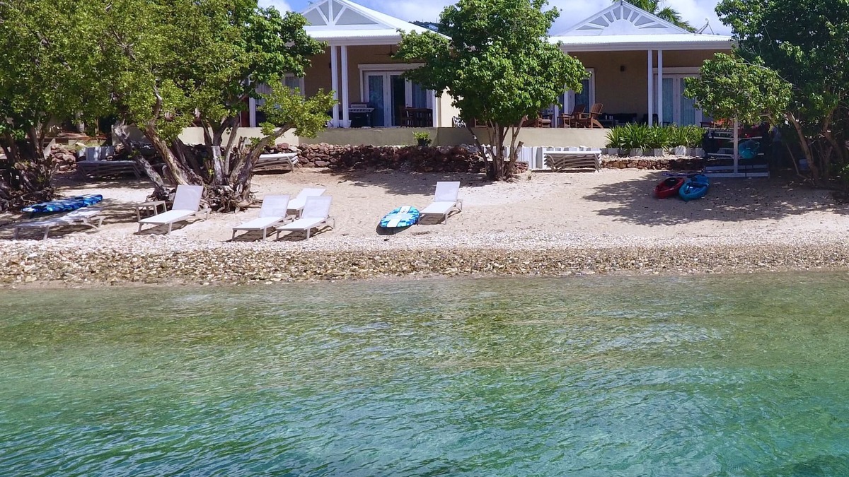 Hart Bay Villa | New Luxury Villa on the Beach, Spa, Kayaks, SUPS, Snorkel, NO STAIRS, Near Town