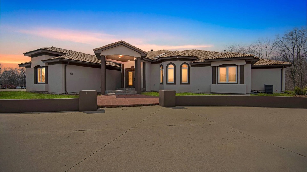 Laotto Villa | NEW! Luxury Villa with Spa, Fireplaces & Scenic Views