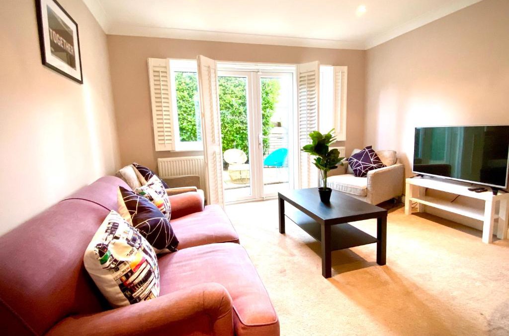 Caddington Apartment | NEW! Luxury YELLOW HOUSE Bright Modern Detatched Home with PRIVATE PARKING, NETFLIX Close Luton, M1, and AIRPORT Ideal for Families, Professionals, Consultants, LONGER STAY OPTIONS