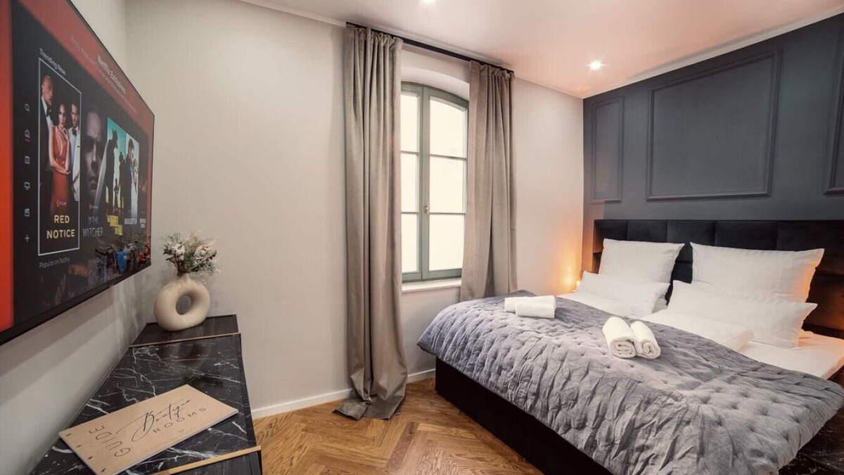 Innenstadt Apartment | NEW Luxus Suite TWO Kingbeds Netflix Center