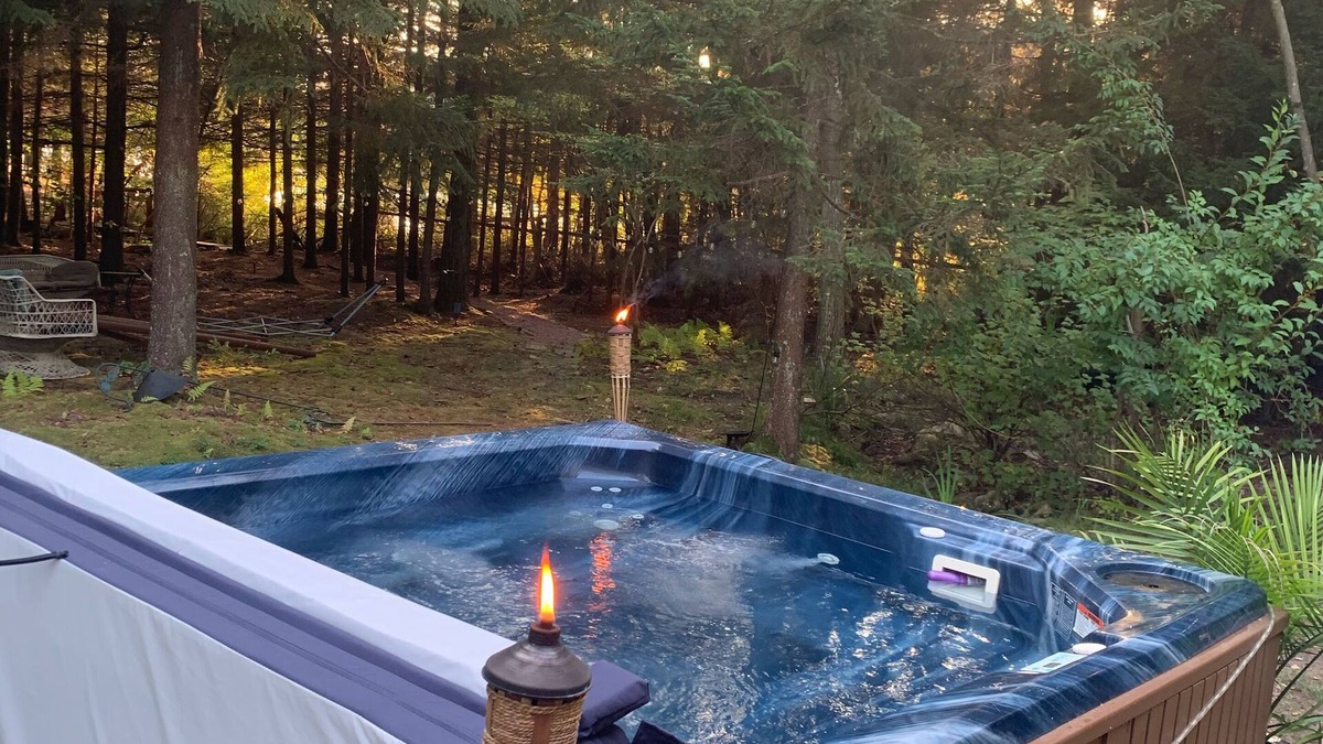 Pocono Summit House | *New*Magical,Mountain lakehouse w creek/hottub/fireplace/sauna/boat/gameroom/4br