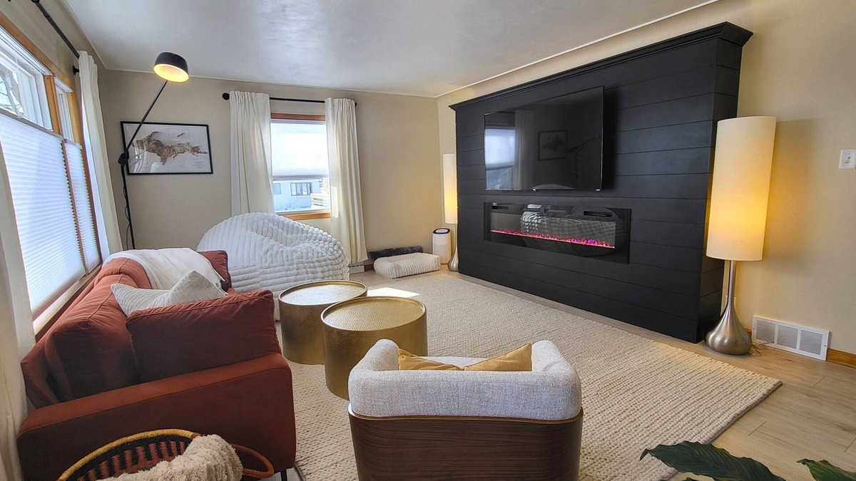 Quinnesec House | NEW! Mid-modern 2 beds with King/Queen