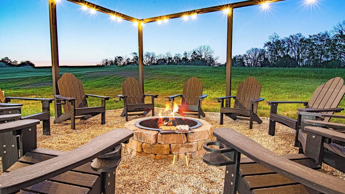 Perry Park House | NEW! Mins to Distilleries! Hot tub, Game Room, Firepit, Luxury, 5-Acres!