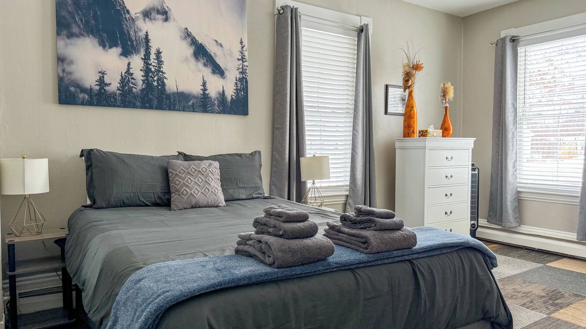 Milford Apartment | NEW - Mins to Manchester - Nashua - Queen Bed - Walk to Downtown/Parks