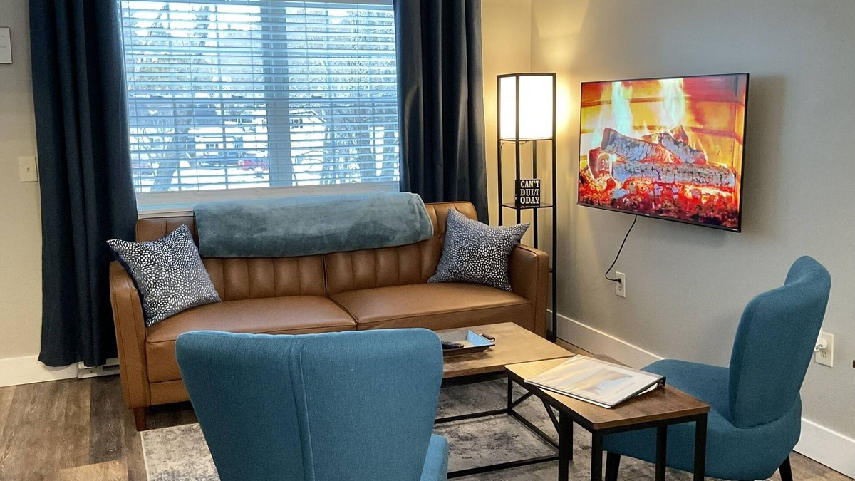 Suncook Apartment | NEW - Mins to Manchester /Concord - Riverfront - Pet Friendly - Yard Space - Mtn