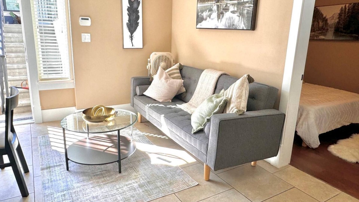 East Side Apartment | New Modern 1 BD Suite, Close to DT