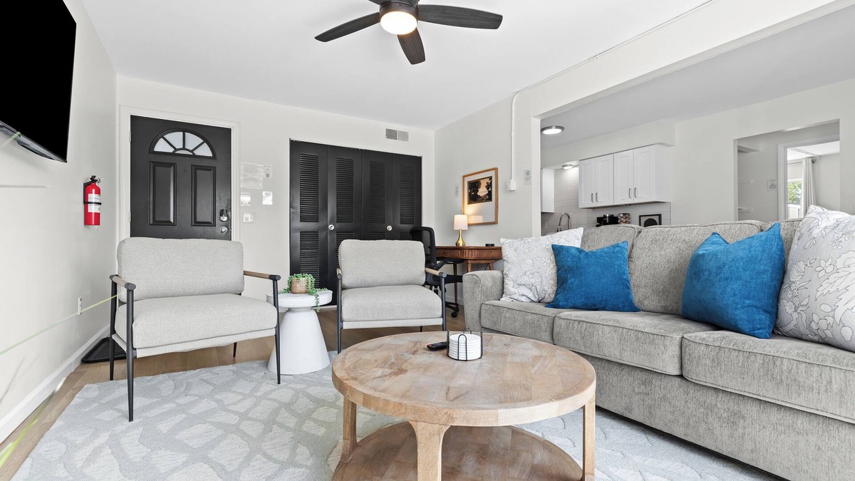 Royal Oak Apartment | New! Modern 1BR Corner Flat | Central in Royal Oak