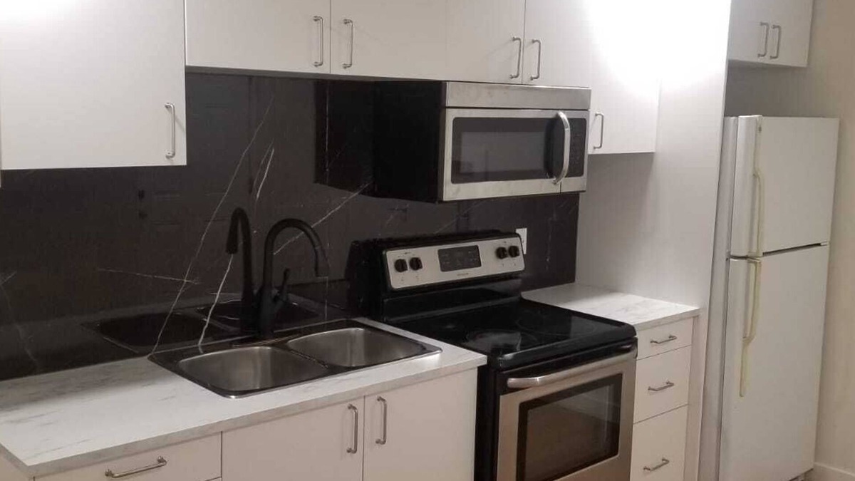 West Edmonton House | New Modern 2 Bed Suite - Steps From West Edm Mall