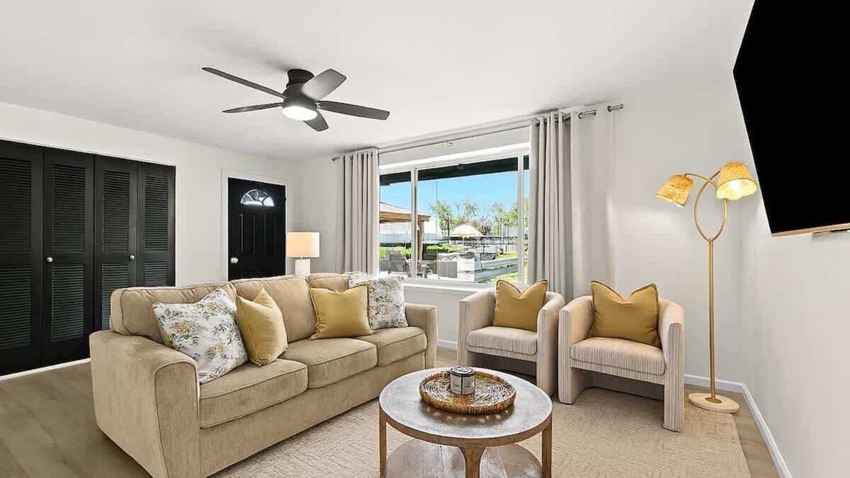 Royal Oak Apartment | New! Modern 2BR by Downtown Royal Oak | King Beds