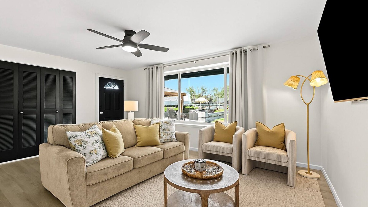 Royal Oak Apartment | New! Modern 2BR by Downtown Royal Oak | King Beds