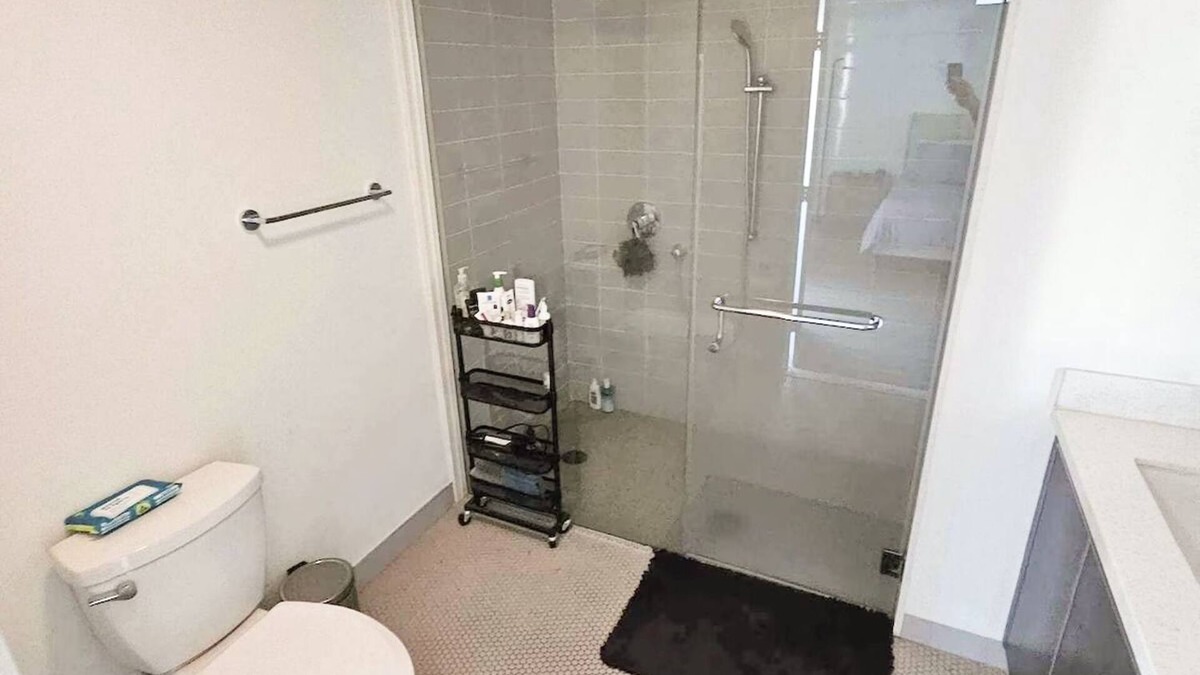 La Brea Condo | NEW MODERN 3-BED/3BATH condo CENTER OF LA PS5 WiFi AC PATIO