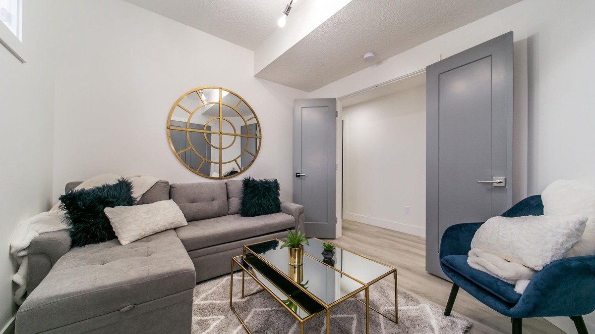 Southwest Edmonton House | ☆NEW☆Modern 3 Bedroom☆Central☆WiFi☆Netflix✔Clean!