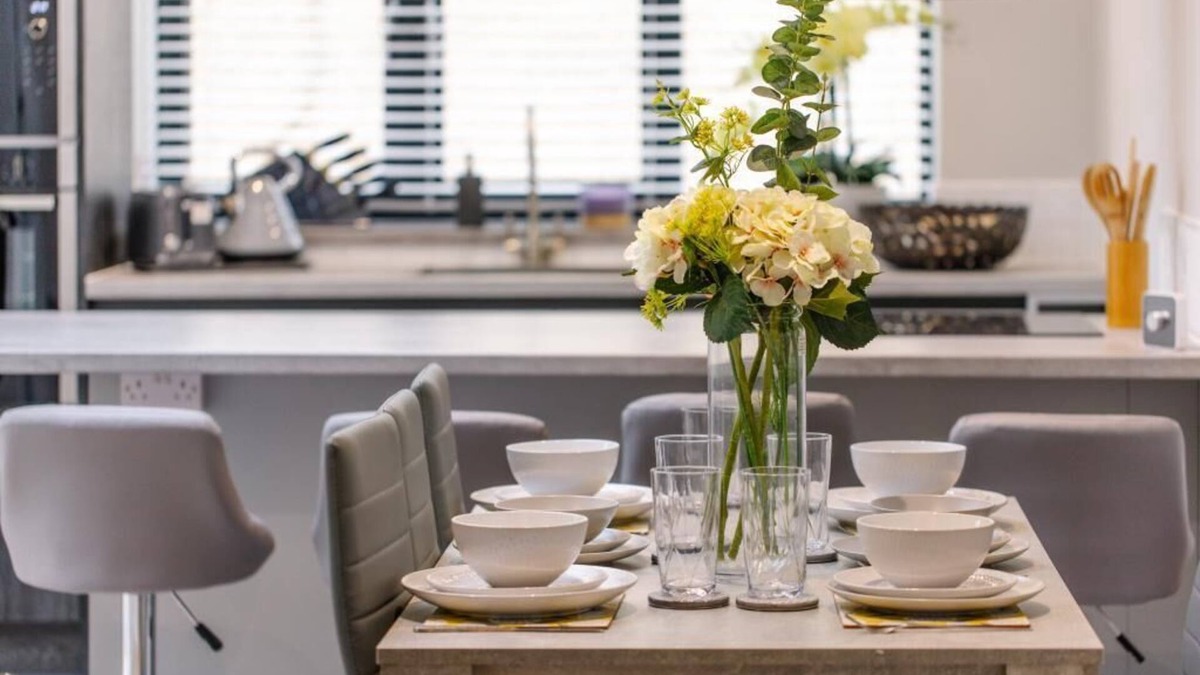Oxford House | New modern 4 bed, 3.5 bath house free parking