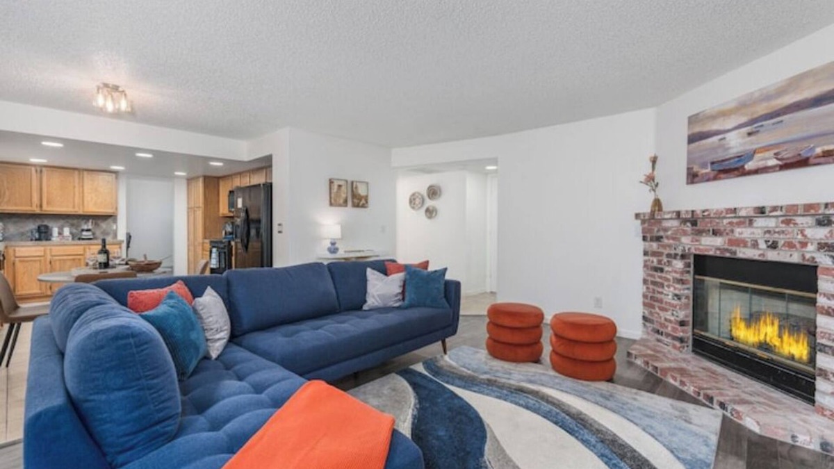 Reno/Tahoe Airport House | New! Modern 4BR walk to Reno-Sparks Conv Center, Atlantis Casino & shops