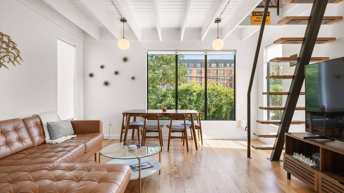 East Cesar Chavez House | NEW Modern 5BR Austin ACL/Formula 1 House