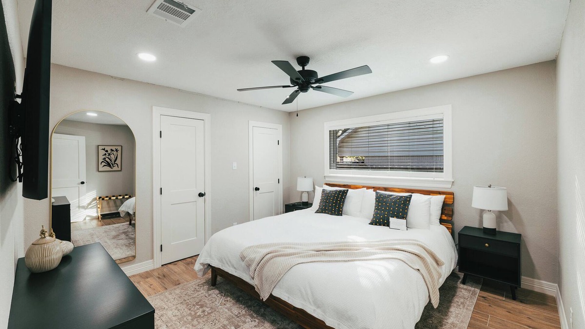 Bryan House | NEW Modern 5BR - Mins drive to Texas A&M