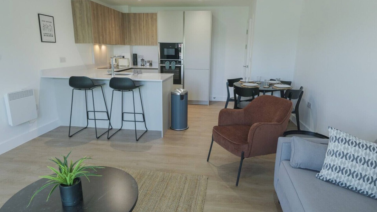 Cheadle Apartment | NEW Modern Apt Near Airport with Private Parking