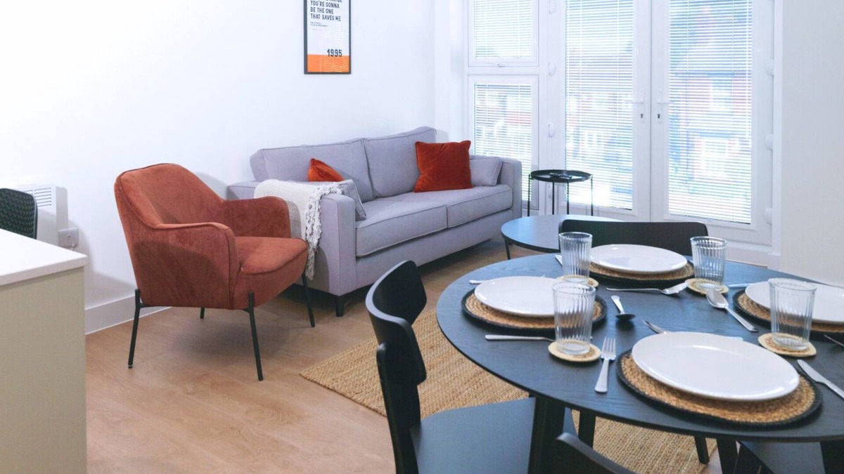Cheadle Apartment | NEW Modern Apt Near Airport - Private Parking
