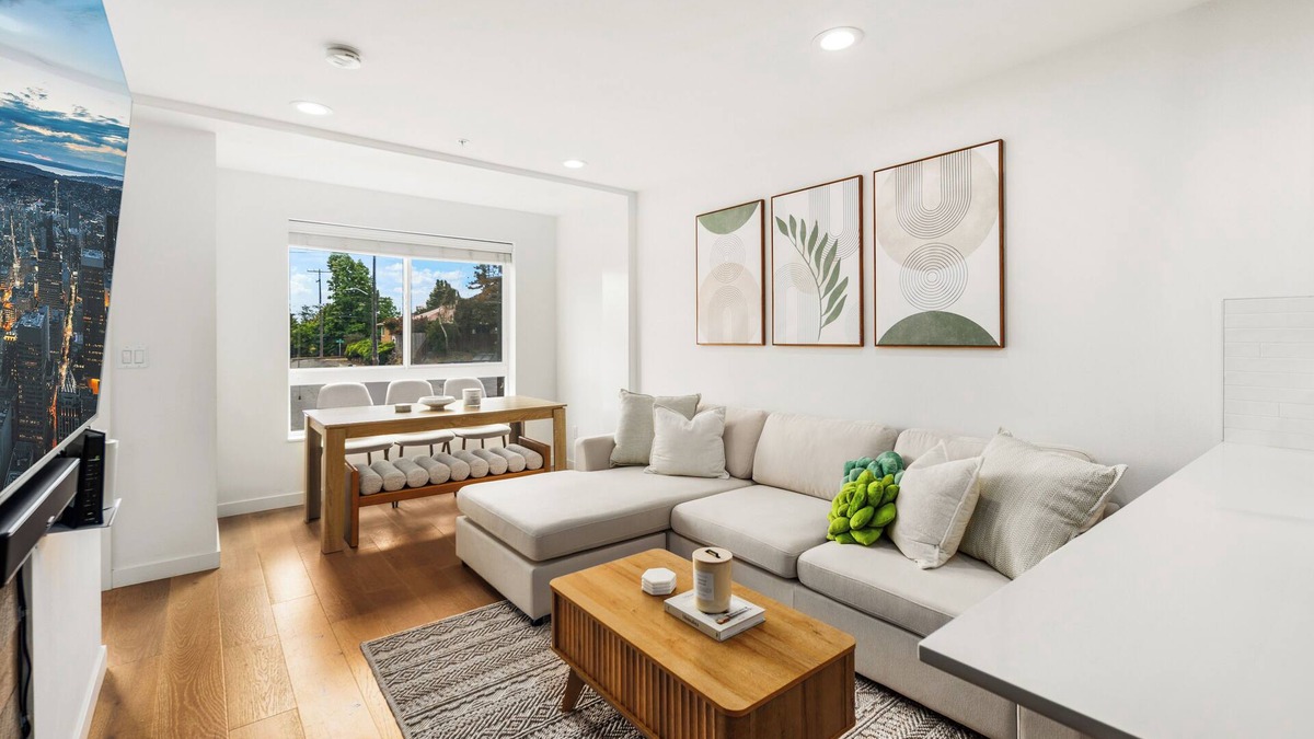 Whittier Heights House | NEW! Modern Ballard Retreat 3BR 2.5BA Fits 8 People with AC 1 King 3 Queen Beds