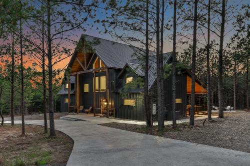 Pickens House | NEW Modern Cabin - Hot Tub & Fire Pit - Sleeps 6
