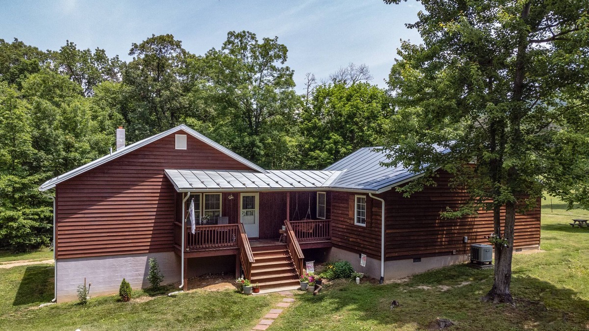Luray Cabin | NEW Modern Cabin in Luray: Firepit, Allows Dogs, NEW Hot Tub, 5 acres, Game Room