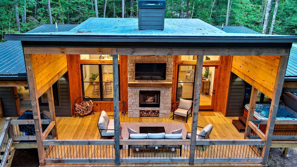 McCaysville Cabin | NEW Modern Cabin! n2 King suites, hot tub, fire-pit and 2 fireplaces!