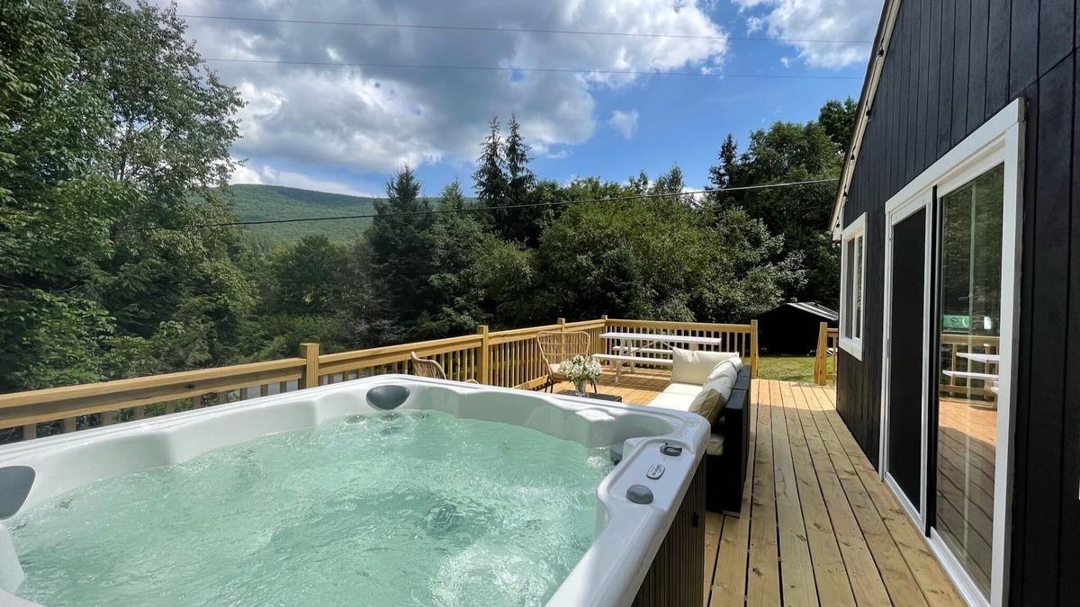 Denver Cabin | NEW Modern Catskills Cabin w/HOT TUB & views