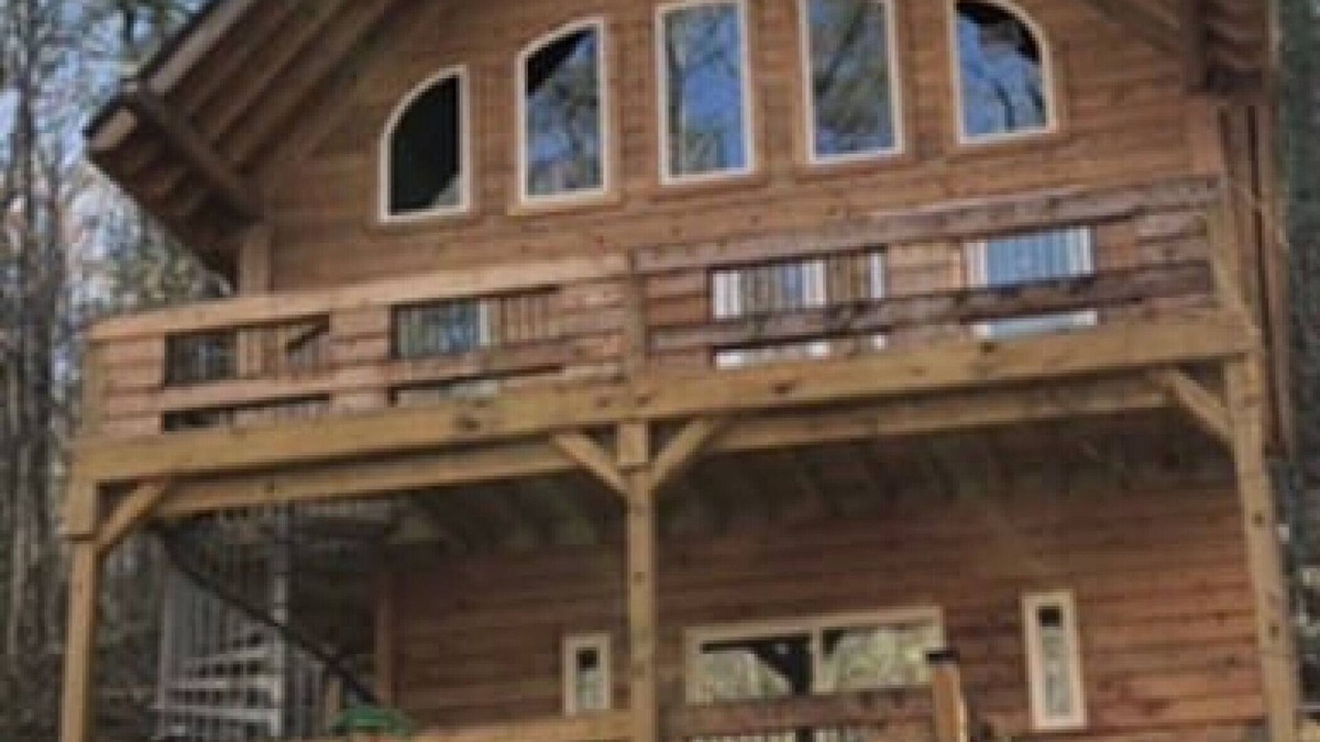 Ellijay Cabin | New Modern Chalet Creekside 2 decks +privacy suite