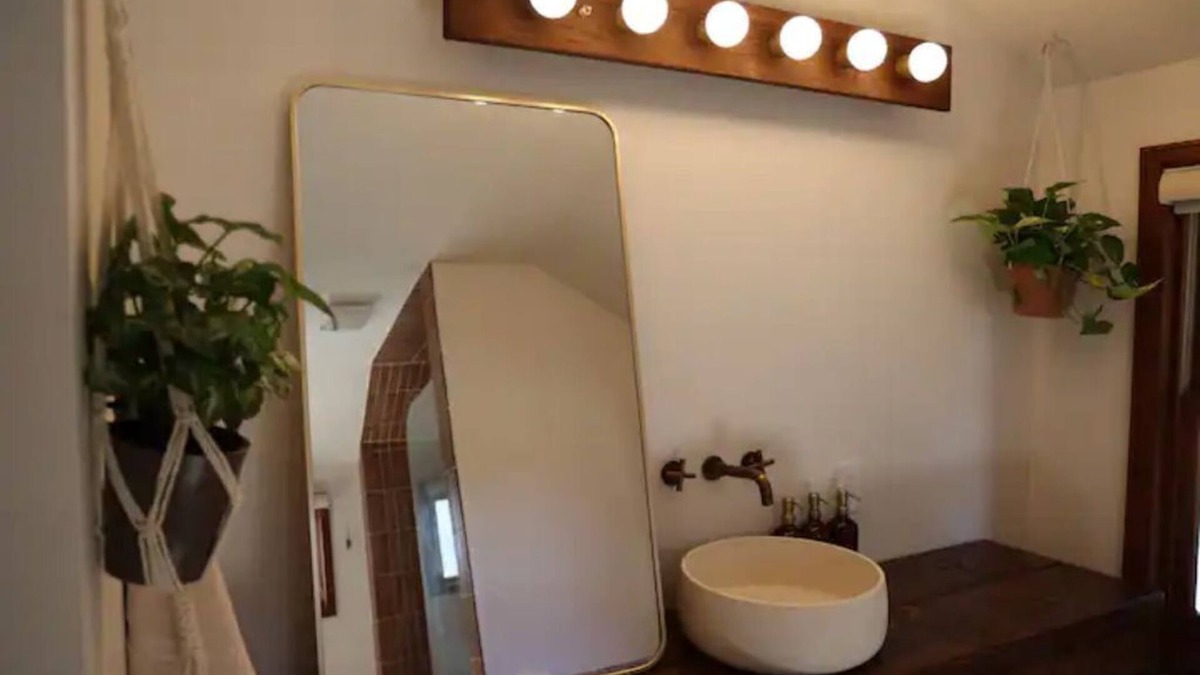 Parkside House | * New * Modern Chic Studio/soaking tub/bike path