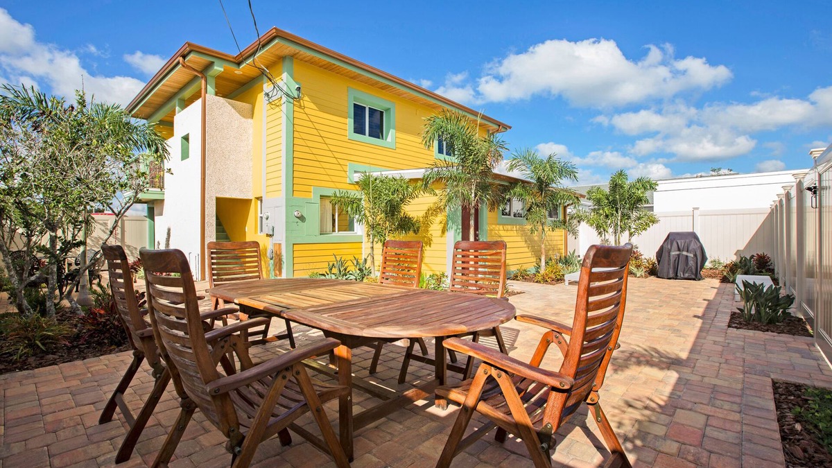 New Smyrna Beach Apartment | New Modern Designer 2BR, 1BA Next To Intercoastal Access. Boat Parking Avail.