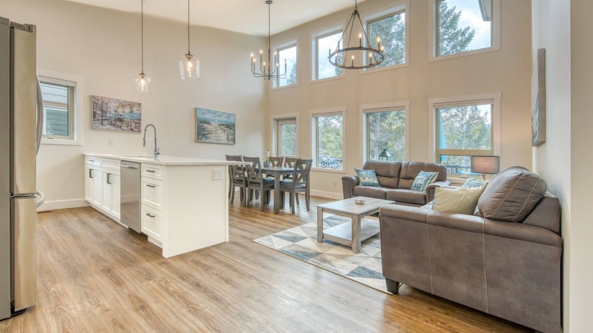 East Kootenay Cabin | New Modern Family Friendly Cabin Close To The Beach, Golf Courses & Hot Springs