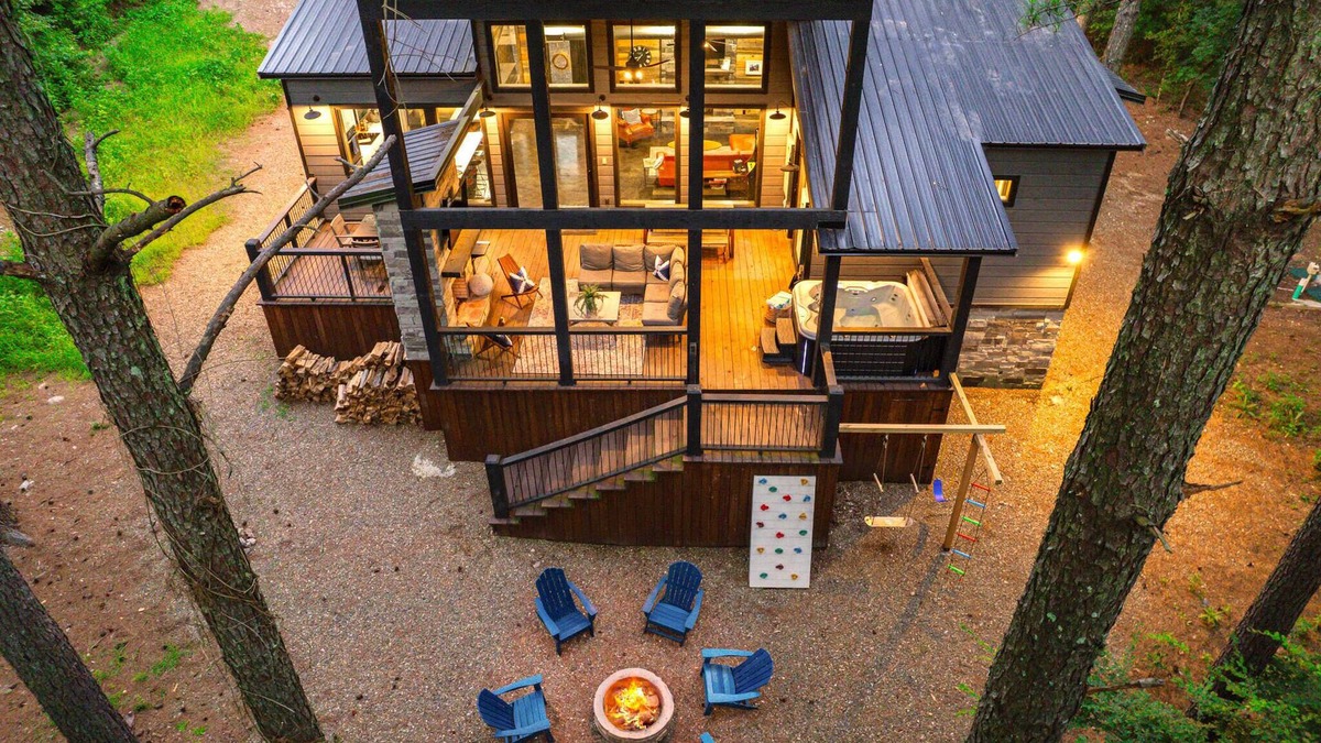 Broken Bow Cabin | New! Modern Farmhouse w/Jacuzzi, BBQ, Arcade!