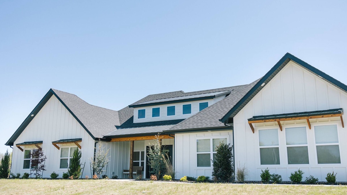 Farmington House | NEW Modern Farmhouse: pool and guest house - 6.9 miles University of Arkansas!