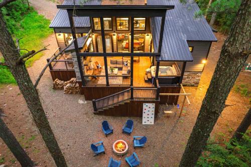 Broken Bow House | New Modern Farmhouse w Jacuzzi BBQ Arcade
