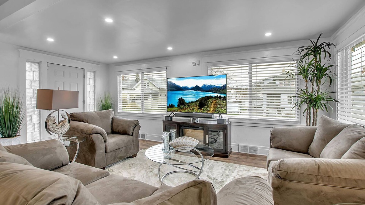 Cheektowaga House | New Modern Home in well appointed Buffalo, NY neighborhood.