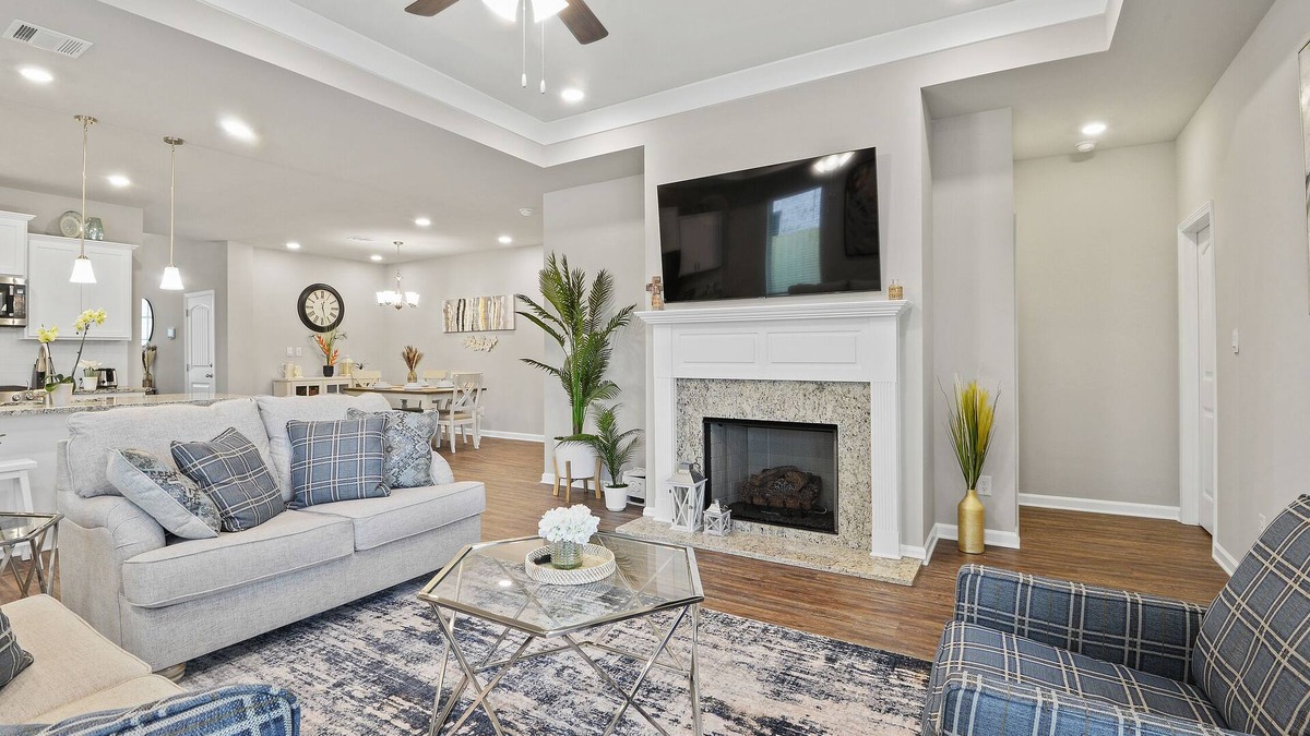 Shenandoah House | New Modern Home, Lakefront, Park & Pool, spacious 4br/3ba very safe place