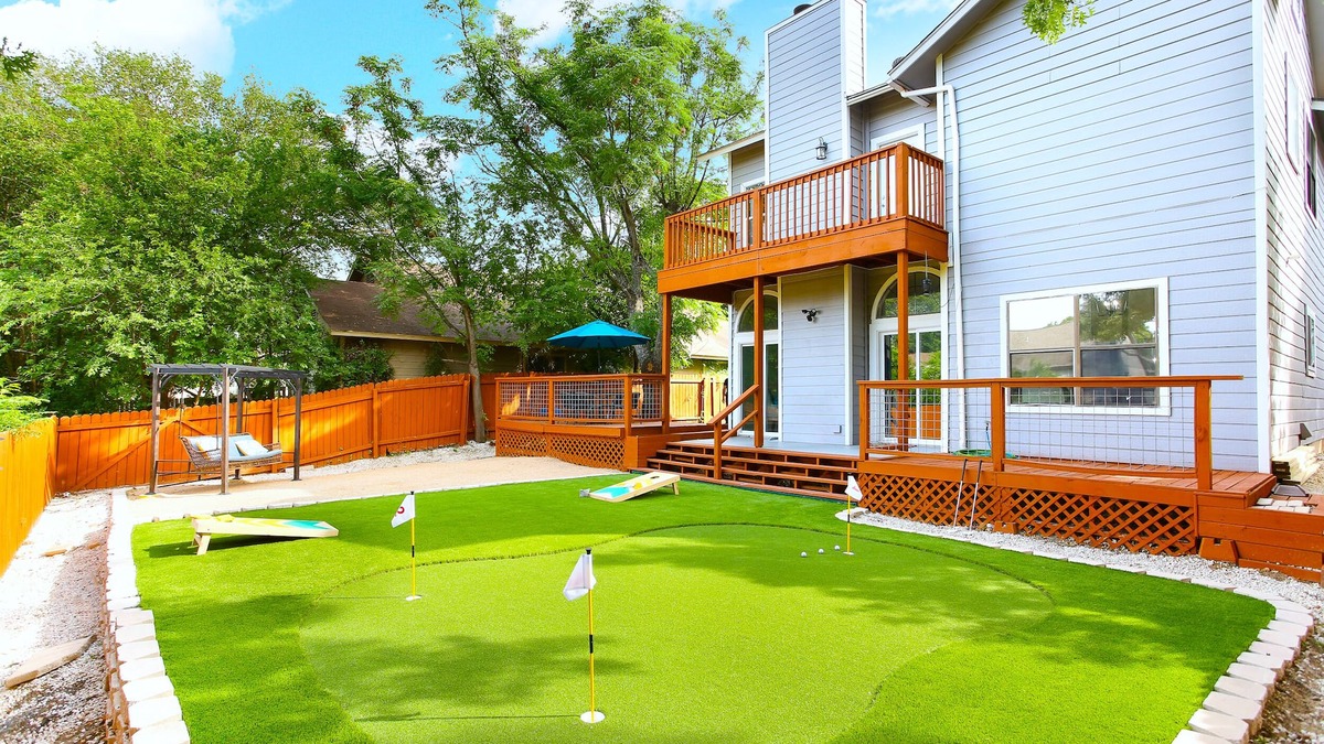 Braun's Farm House | New ! Modern House with Jacuzzi & Mini-golf by Six Flags/SeaWord/UT SA