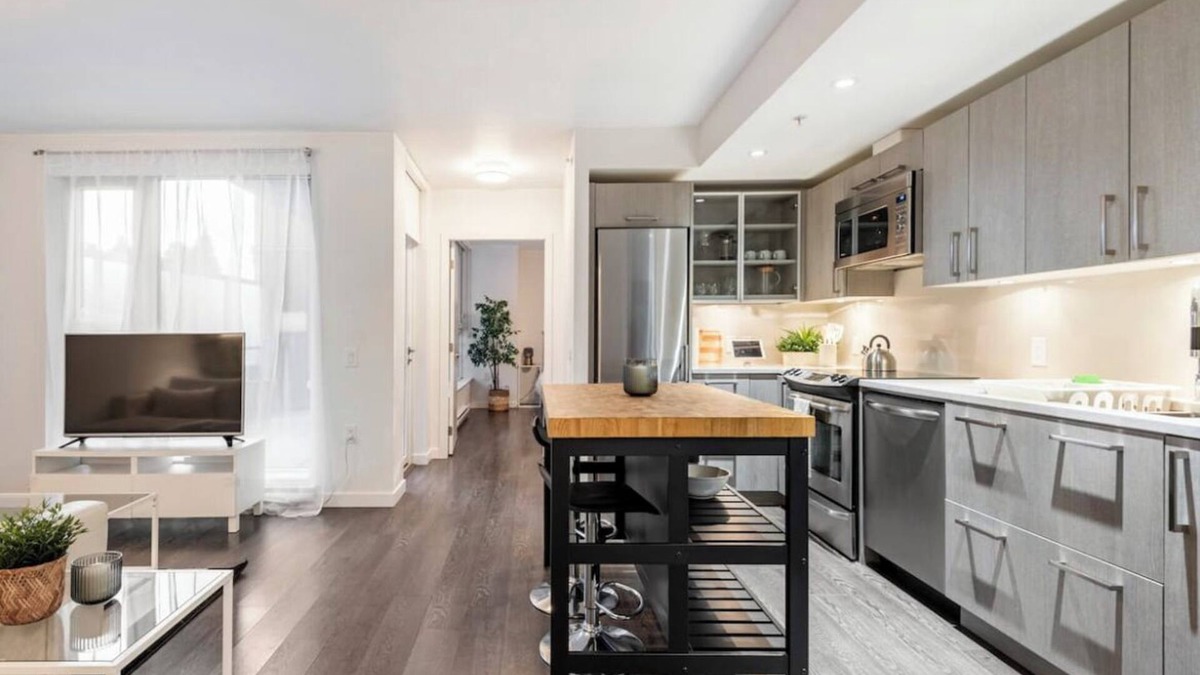 Downtown Eastside Apartment | New Modern, Large 1 Bedroom, 1 Bathroom + Work Space