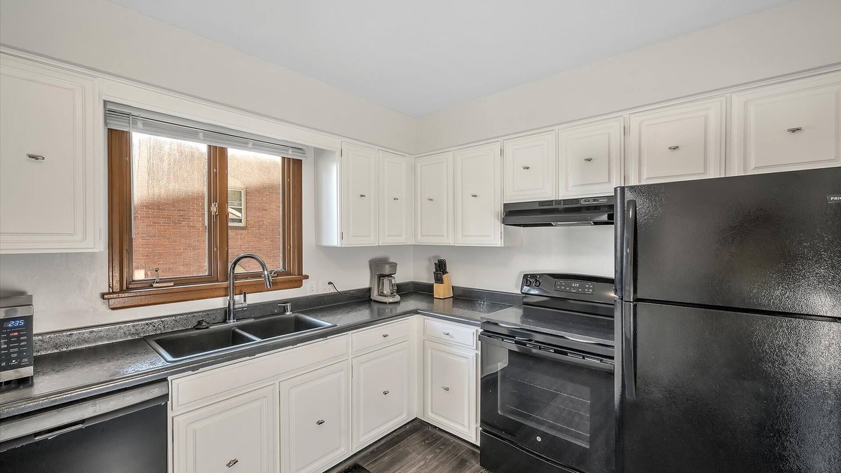 Bedford Apartment | NEW! Modern Loft 15 Min to Downtown Toledo