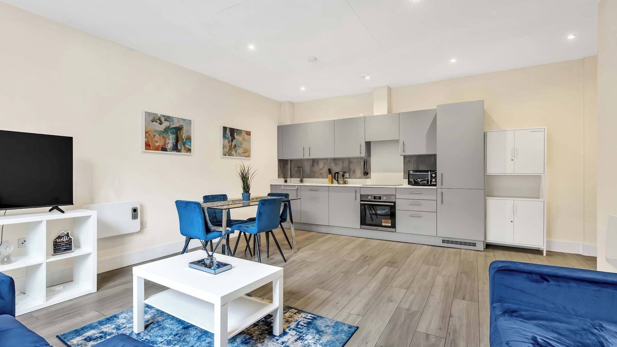 Cheam Apartment | New Modern London 2 Bed | Long Stays! with Parking