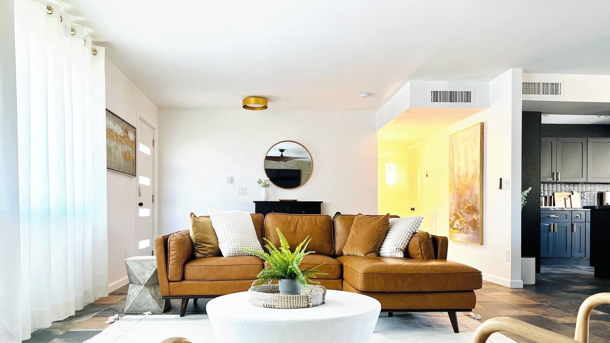Mesa House | NEW! Modern Lux, Heated Pool @no extra charge, Hot tub, BBQ, Cinema room & more!