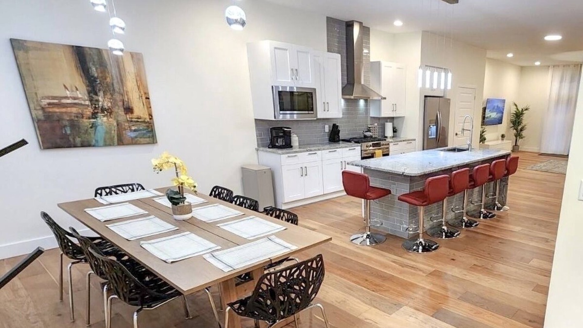 The Gate House | NEW Modern & Luxe 5BDR House. Sleep 14. Downtown 5min away