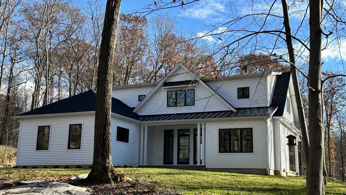 Durham House | New modern, luxurious home on 2.5 acres. 10 min to Powder Ridge & Middletown.