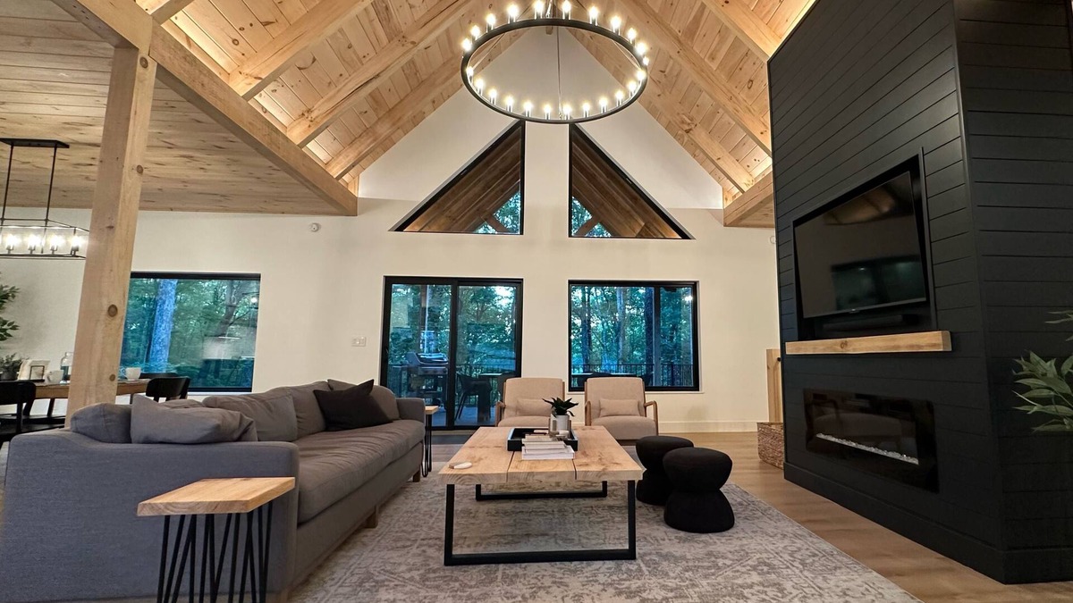 Primrose Cabin | New! Modern Luxury Cabin in RRG: Sleeps 10, Hot Tub, Fire Pit, Pool Table, Woods