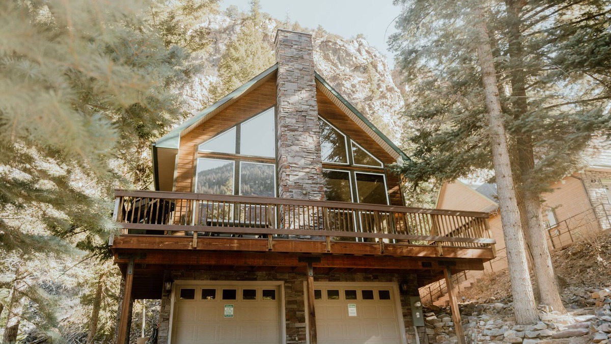 Ouray House | New! Modern mountain retreat. Bar, garage, luxurious backyard patio. Pristine!