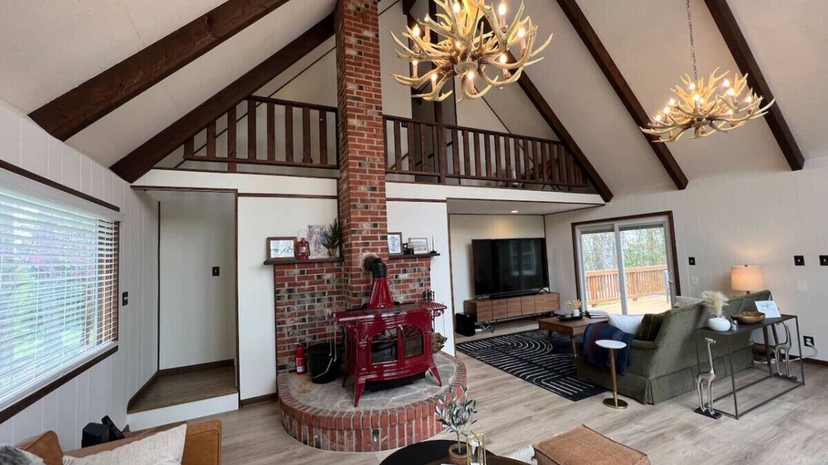 Chester Gap House | New - Modern Mountain Retreat w/Hot tub and view!