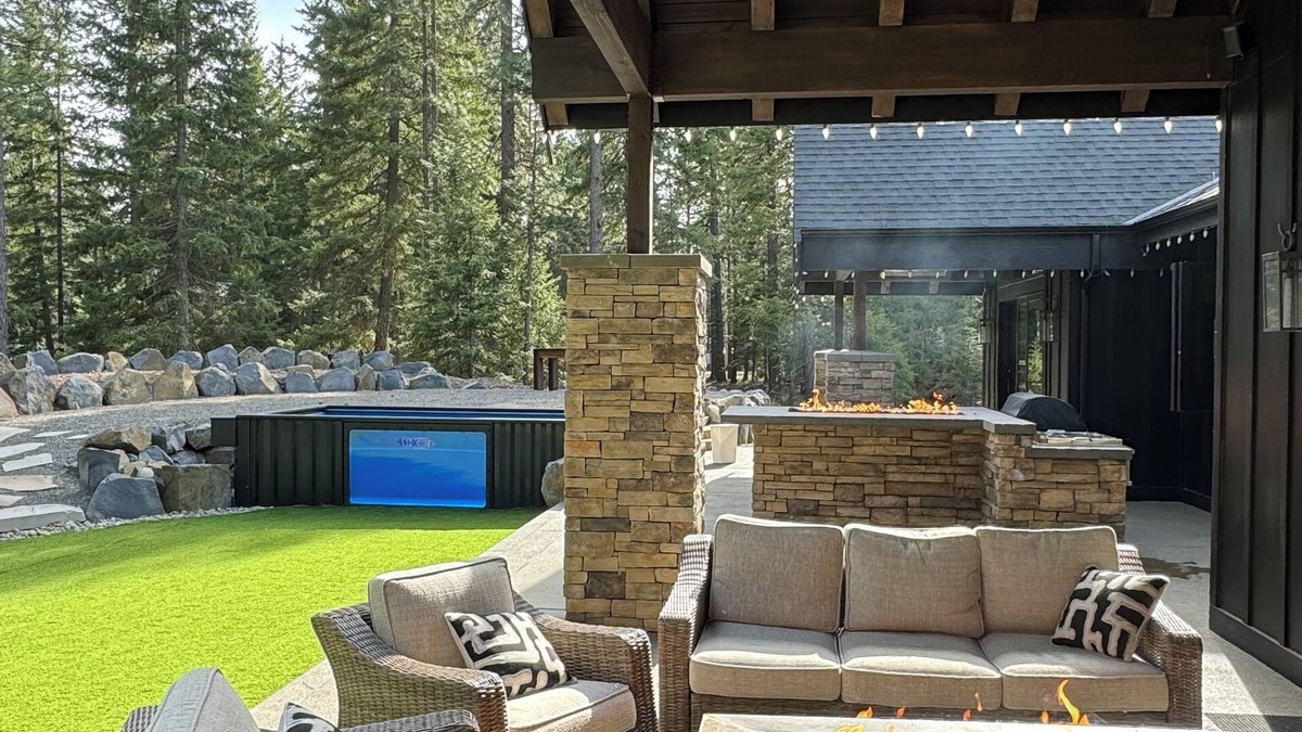Cle Elum Cabin | NEW Modern Mt. Retreat with Private Mod Pool!