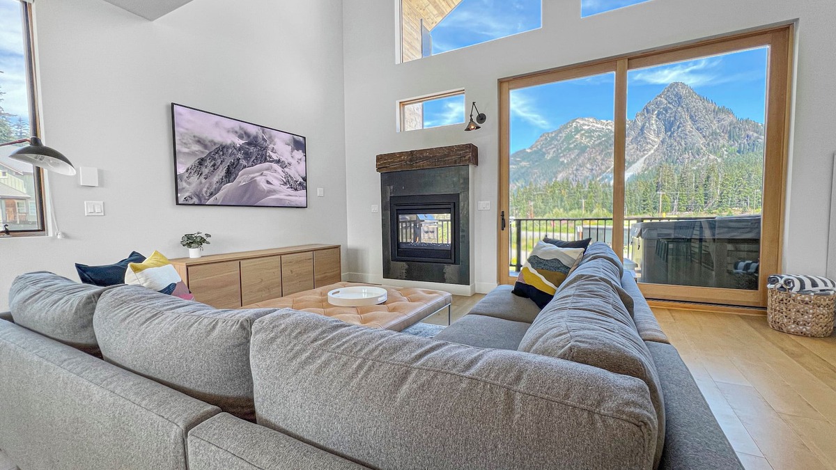 Snoqualmie Pass House | New! Modern Ski-in/Ski-out Mountain View Chalet by Village + Hot Tub/EV Charging