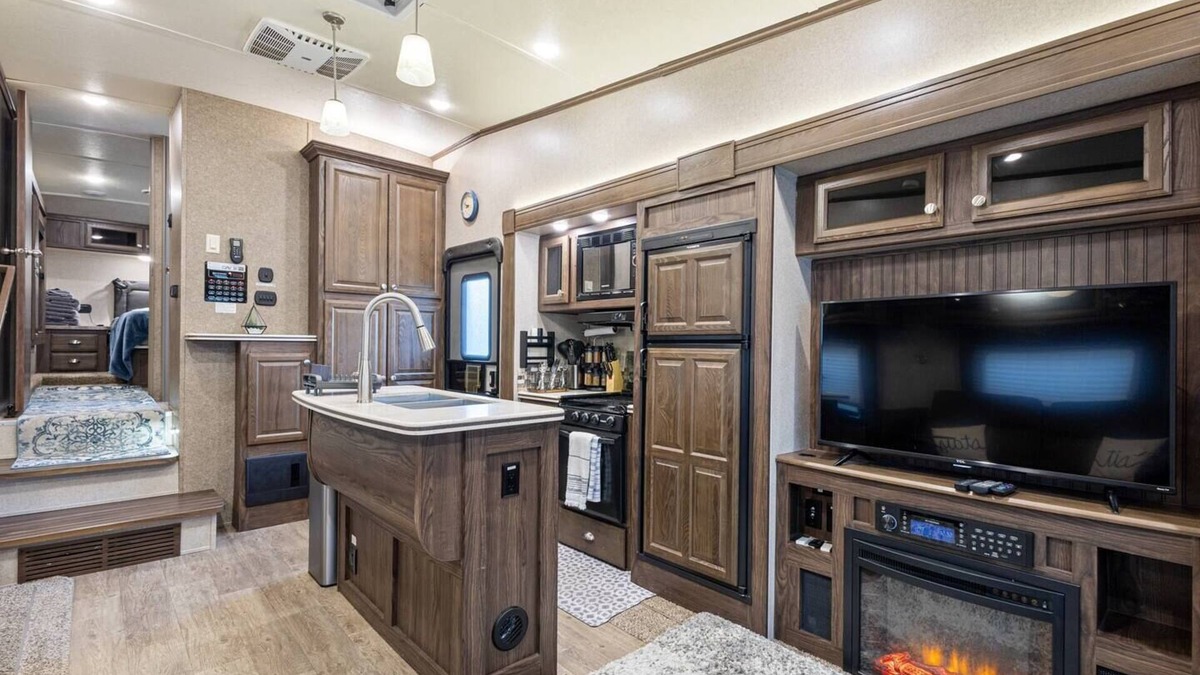 Florida Gardens House | NEW Modern Spacious RV Camper - 7 miles from beach